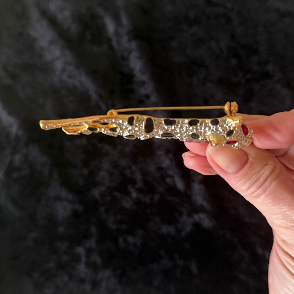 Leopard Bejeweled Pin Brooch - Picture 6 of 6